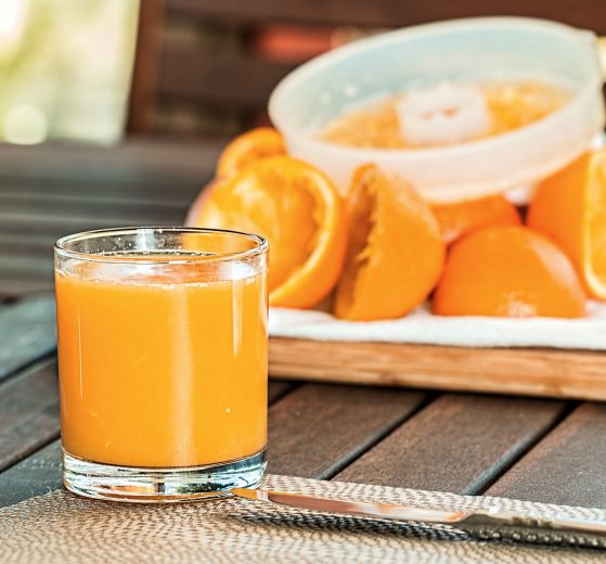 Dobrze dobrana, zbilansowana i pożywna dieta ma wiele pozytywnych następstw. Z kolei sposób żywienia pozbawiony elementarnych składników odżywczych może powodować wiele nieprzyjemnych skutków. Objawy te są sposobem na zakomunikowanie przez organizm potencjalnych niedoborów witamin i minerałów. Sprawdź, jak ich rozpoznanie może wpłynąć na dostosowanie diety.